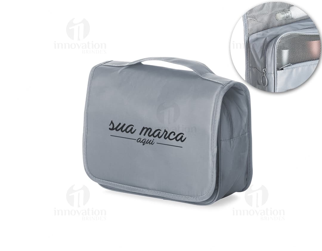 Necessaire de nylon oxford marrom com design vintage e textura grunge. Item vazio, fechado com ziper e alça para transporte, ideal para armazenar dinheiro, cartões, notas e objetos pessoais. Elegante e prático para uso diário.