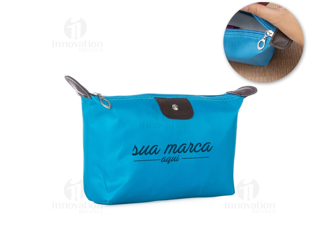 Necessaire de Poliéster - Ideal para organizar seus pertences de forma prática e elegante. Perfeito para viagens ou para o dia a dia. Aproveite a promoção de desconto e garanta já a sua! Nunca mais fique sem seus itens essenciais à mão.