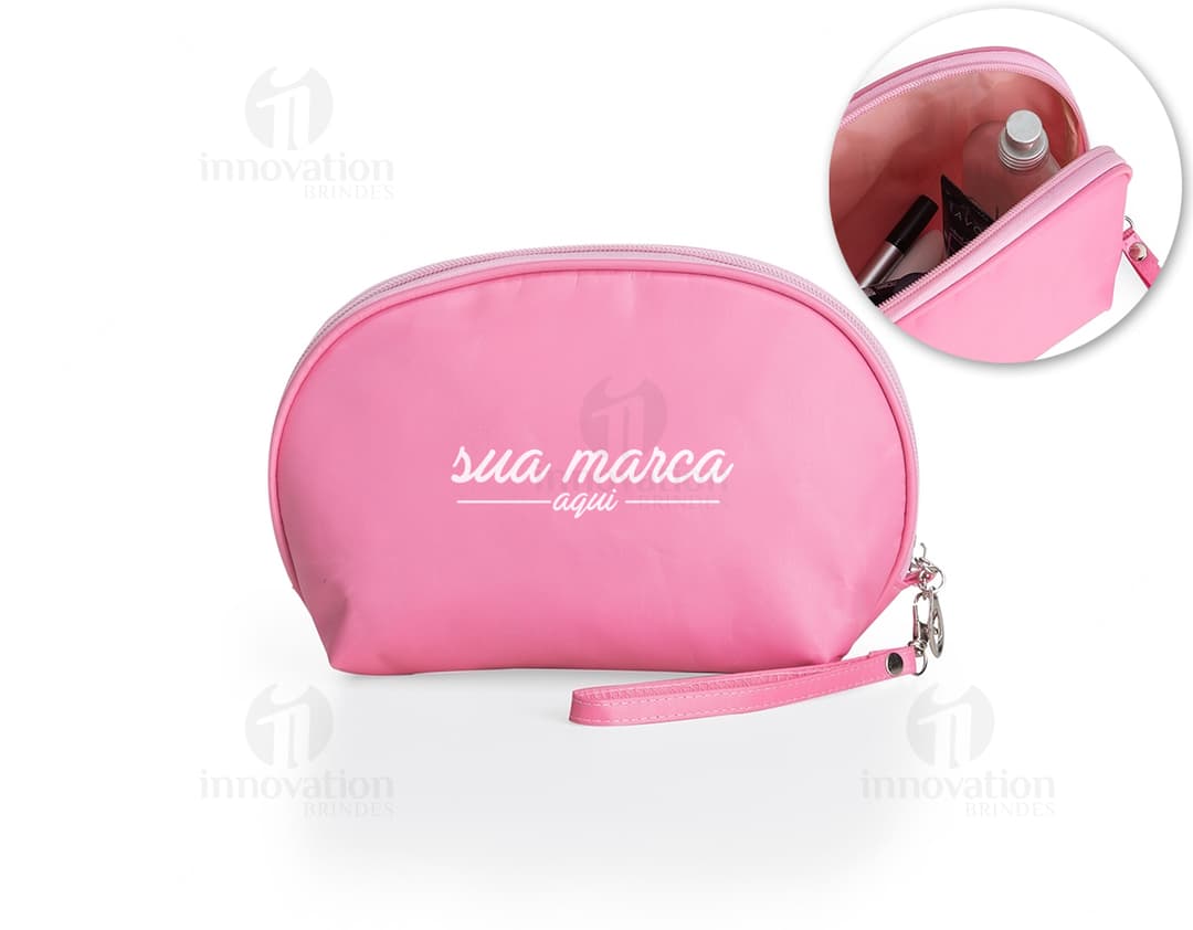 Nécessaire nylon brilhante e moderna, ideal para organizar seus acessórios de forma elegante. Design fashion em plástico resistente, perfeita para levar na bolsa. Versátil e luxuosa, mantém seus pertences seguros e organizados. Adquira a sua agora e tenha estilo em qualquer lugar!