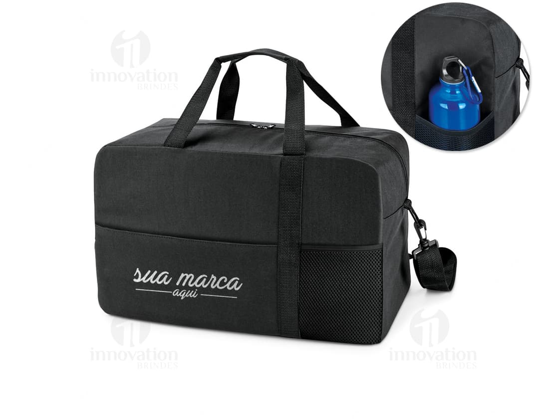 Bolsa esportiva preta de couro vintage para viagens e equipamentos esportivos. Ideal para armazenar acessórios esportivos pessoais com estilo e praticidade. Perfeita para quem busca uma opção de bagagem moderna e elegante. Aproveite!
