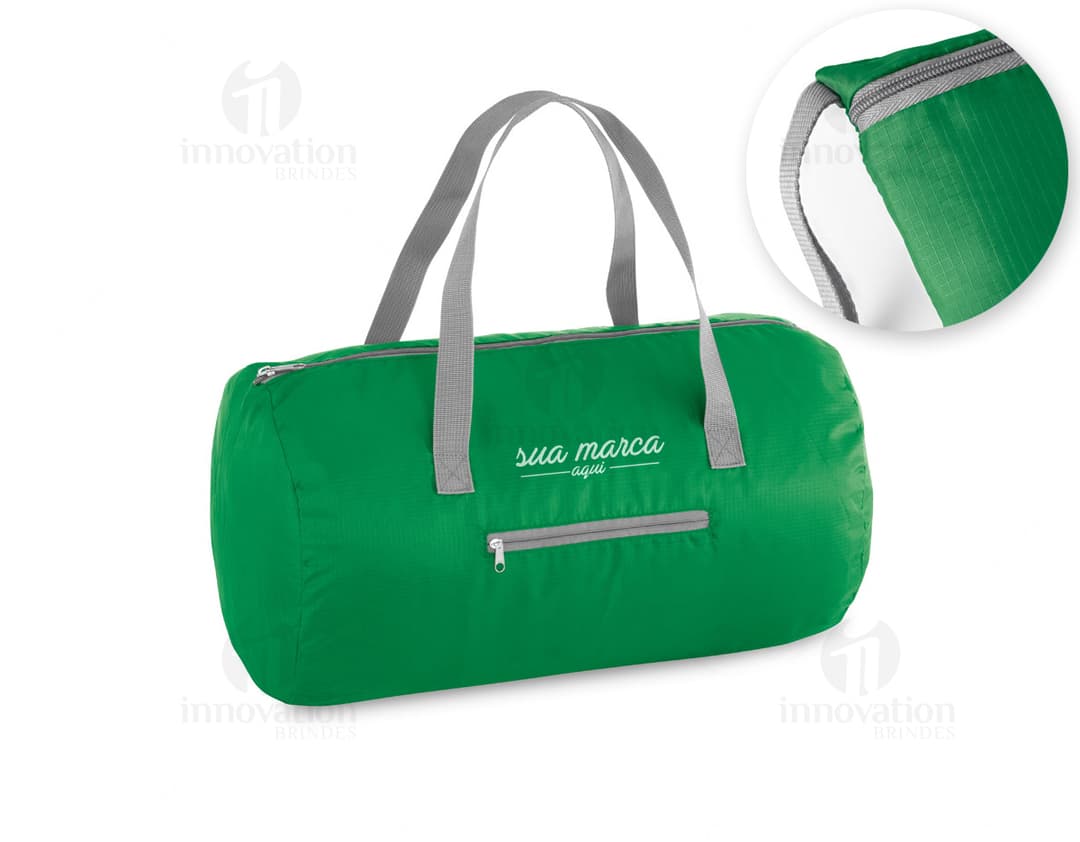 Bolsa esportiva dobrável em couro preta vazia, com fecho de zíper e alça. A imagem mostra o objeto em close-up, com detalhes do acabamento em textura marrom. O acessório é ideal para transporte de roupas de academia, equipamentos esportivos ou outros objetos pessoais durante práticas esportivas ou viagens.