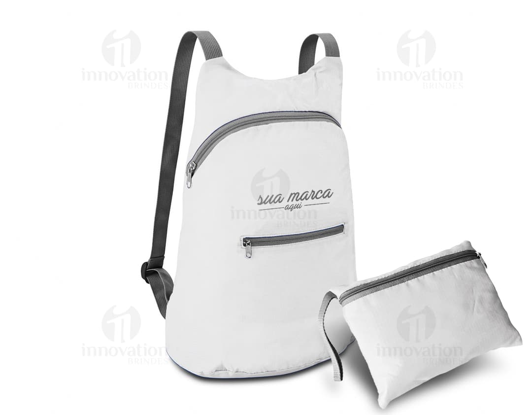 Mochila dobrável de couro preto, com alça de ombro e fecho de zíper. Vazia e pronta para ser usada, perfeita para viagens ou compras. Elegante e moderna, ideal para carregar objetos pessoais com estilo e praticidade.