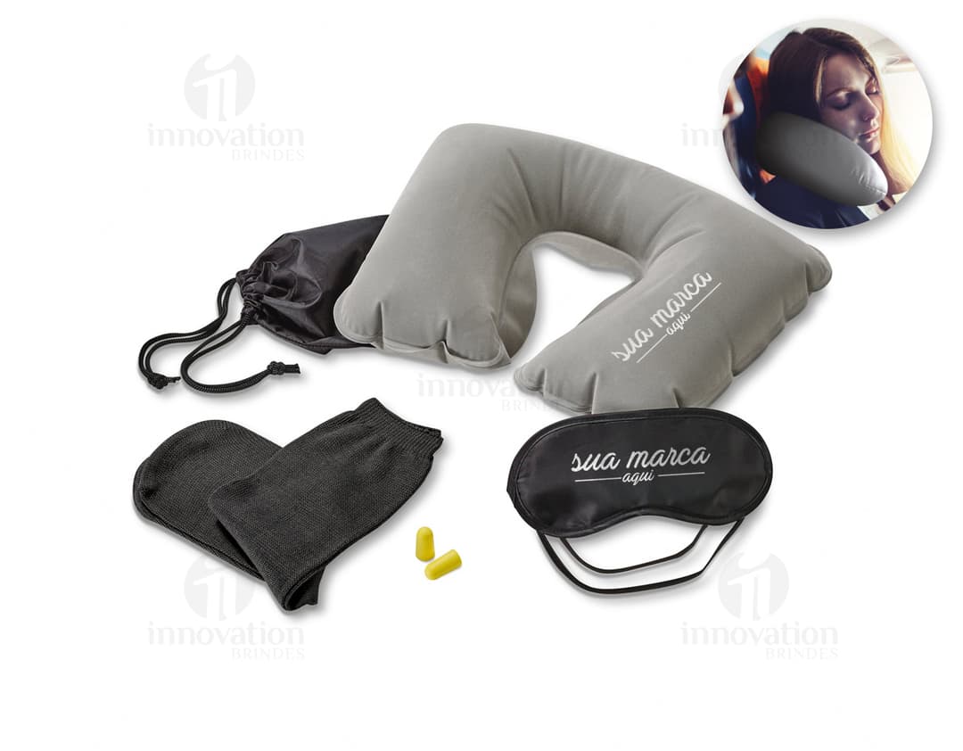 Kit de Viagem Fashion em Couro para Proteção de Óculos e Luvas. Este acessório moderno é perfeito para homens de negócios que buscam segurança e estilo durante suas viagens. Proteja seus equipamentos e garanta uma viagem mais segura e confortável. Ideal para quem preza pela qualidade e praticidade.