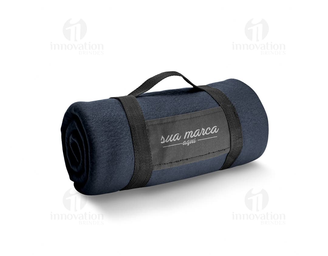 Câmera fotográfica profissional de metal prateado, com lente, zoom e flash. Equipamento eletrônico moderno para fotografias em estúdio, com foco automático e mecanismo de obturador.