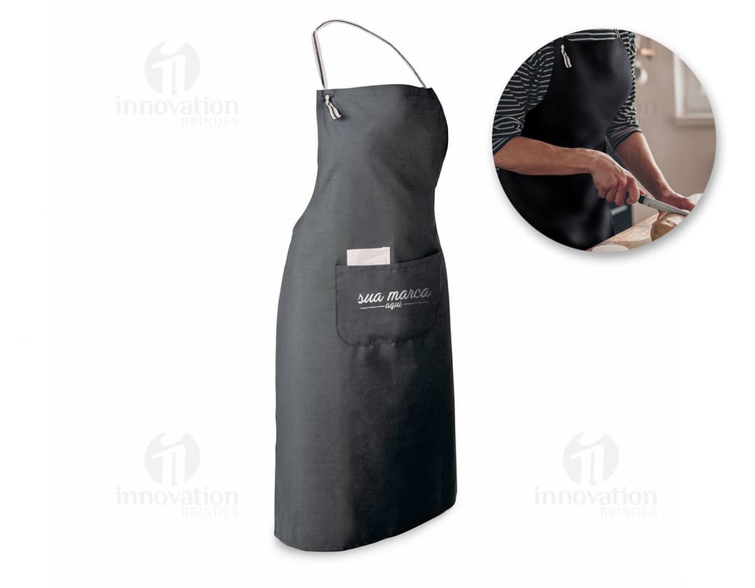 Avental para brindes de moda casual e elegante, perfeito para proteger suas roupas enquanto cozinha, ideal para uso em casa ou em atividades comerciais. Fabricado em material plástico de alta qualidade, é um acessório indispensável para quem busca praticidade e estilo. Adquira já o seu!