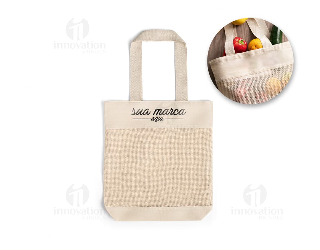 Sacola de algodão 180g, com malha de algodão. Embalagem vazia de papelão marrom, utilizada para compras, contendo etiqueta amarela e laço de fita. Estilo vintage, com design retrô e grunge, proporcionando um aspecto antigo e desgastado. Ideal para transporte de objetos e presentes, com espaço interno para armazenamento.