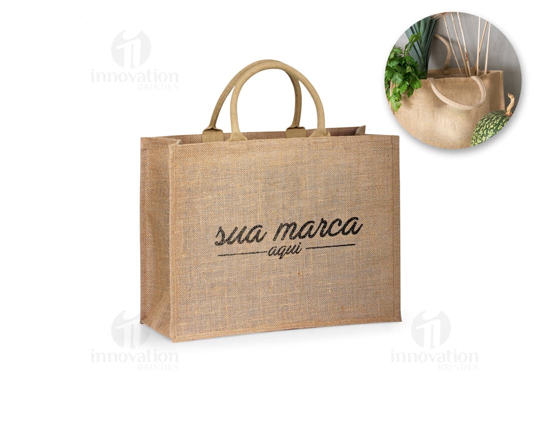 Bolsa de compras de juta marrom com alças de metal, fecho de cadeado, vazia e aberta. Inclui etiqueta de preço, símbolo de segurança e etiqueta de moda.