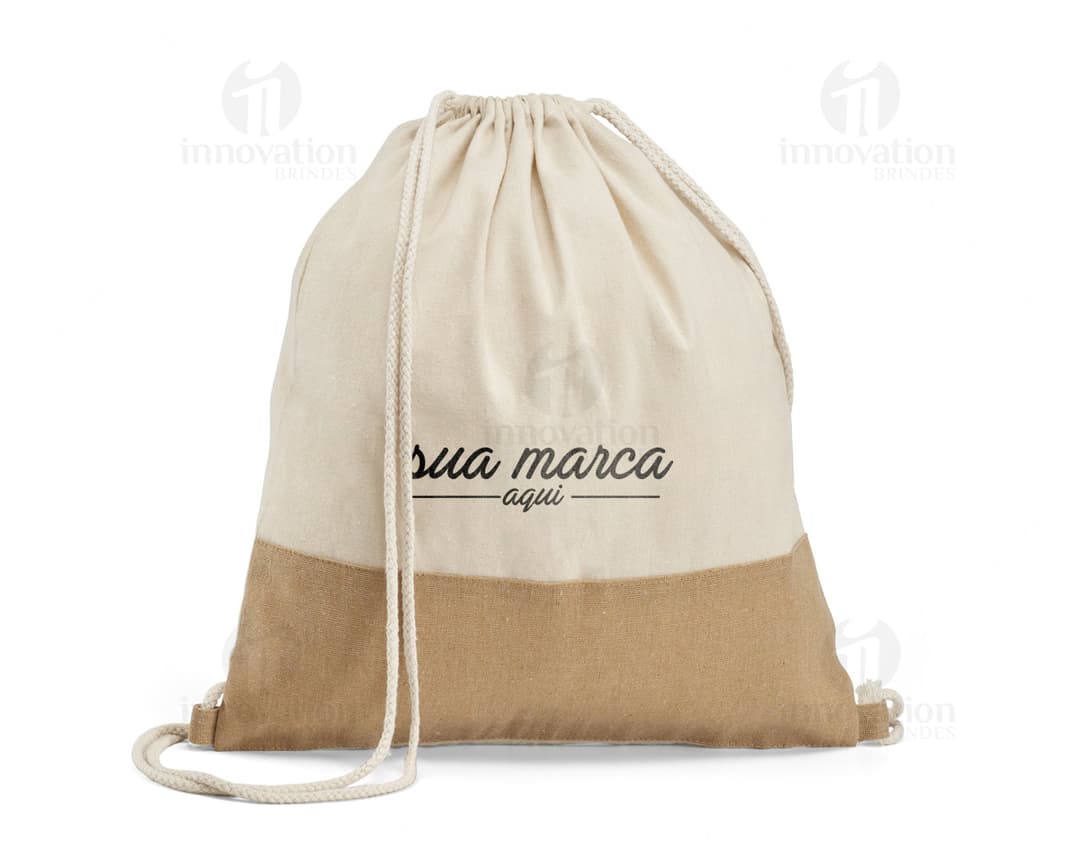 Sacola mochila de tecido resistente e moderno, ideal para viagens e compras. Leve e prática, perfeita para quem busca estilo e praticidade. Com design elegante em nylon, a sacola mochila é um símbolo de luxo e conforto. Aproveite a promoção de inverno e garanta já a sua!