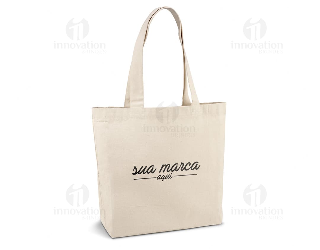 Sacola de compras de algodão 180g com alças de 65 cm, perfeita para armazenar suas compras com segurança e estilo. A sacola é resistente e durável, ideal para proteger suas compras enquanto você faz suas compras no shopping. Além disso, seu design elegante a torna um acessório de moda indispensável para qualquer consumidor consciente.