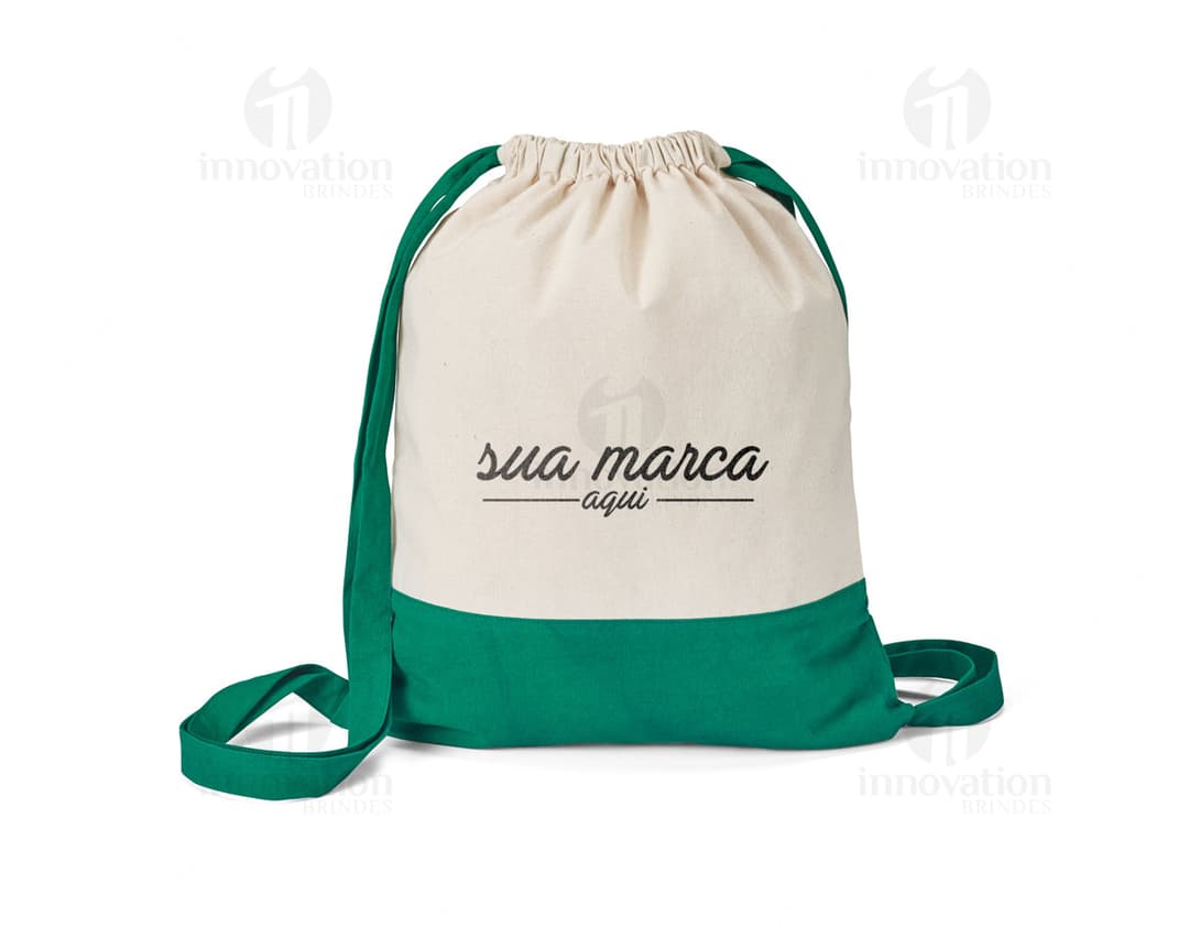 Mochila de algodão preta com bolso, feita de material brilhante e resistente. O objeto único possui zíper, alça e é utilizado para viagens, compras e armazenamento de roupas.