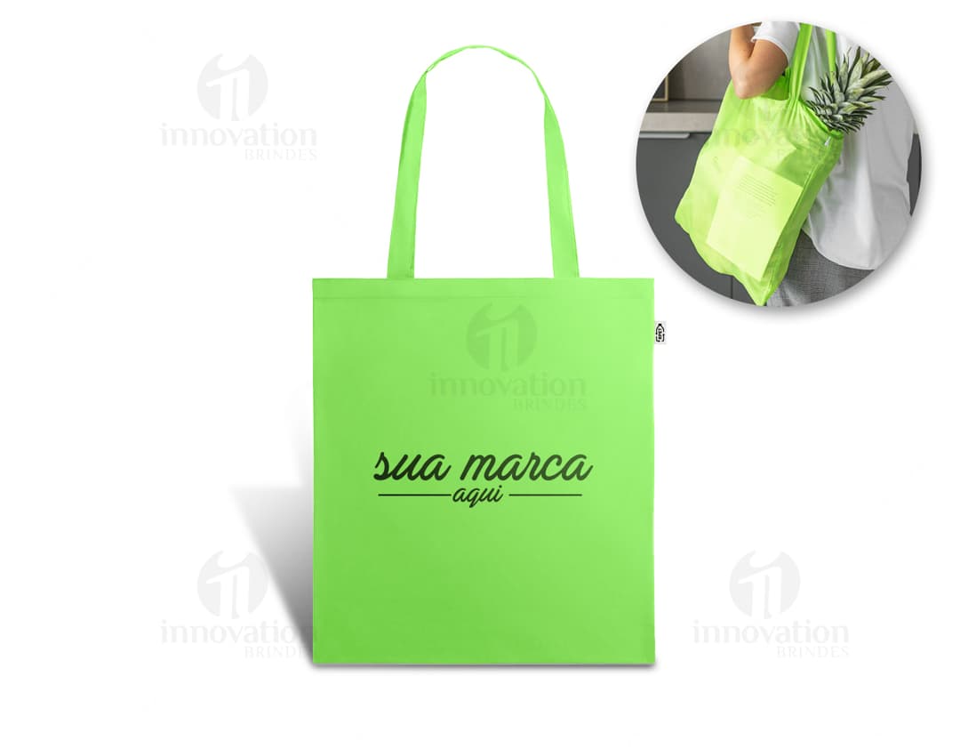 Sacola em RPET 380x420mm - Embalagem de alto padrão para presentes e brindes. Feita de material reciclado, resistente e reutilizável. Perfeita para compras, embalagens de produtos e muito mais. Garanta a sua agora!