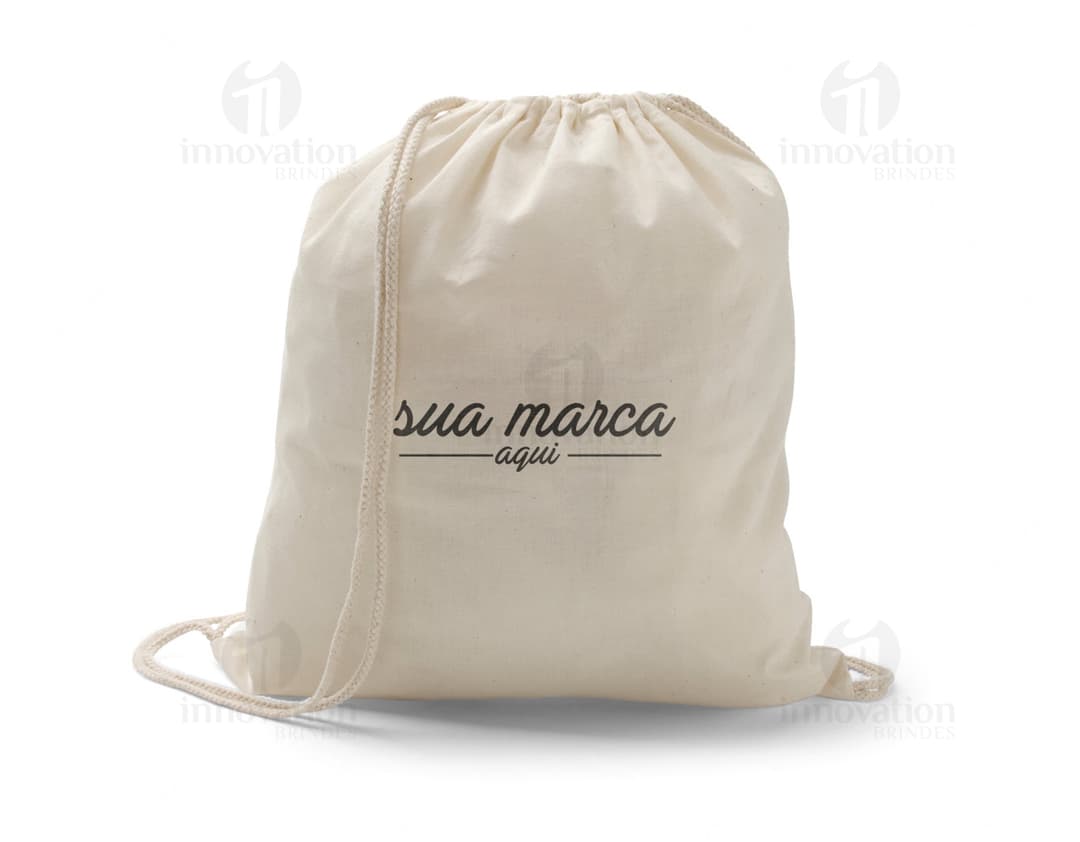 Mochila Saco de Algodão 370 x 410 mm: acessório fashion e prático para o dia a dia. Feita em algodão leve e resistente, perfeita para carregar objetos com estilo e elegância. Aproveite a praticidade deste item indispensável!