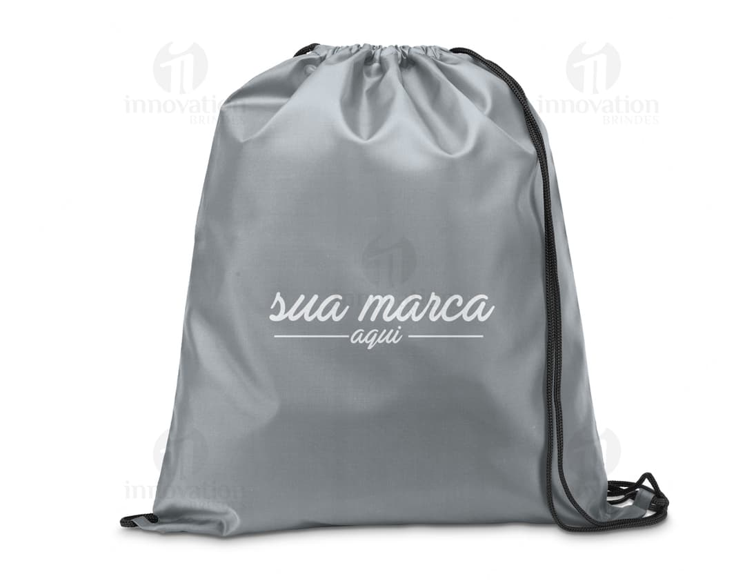 Mochila Saco 350 x 410 mm preta e moderna, feita de couro para viagens e compras, com design elegante, fecho de zíper, alça de ombro e têxtil texturizado. A bandeira nacional é exibida como um símbolo de patriotismo no acessório de moda casual.