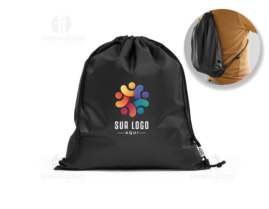 Sacola mochila feita de material rPET 190T, com alças de 40 cm de comprimento.
