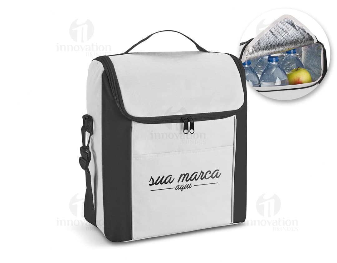 A bolsa térmica 290 x 340mm é perfeita para manter seus alimentos frescos durante viagens. Feita de material resistente e com alça para transporte, é ideal para levar em uma jornada a trabalho ou lazer. Com design retro e qualidade em couro, essa bolsa térmica é o acessório perfeito para quem gosta de viajar com estilo e praticidade. Garanta já a sua e mantenha sua comida fresca onde quer que vá!