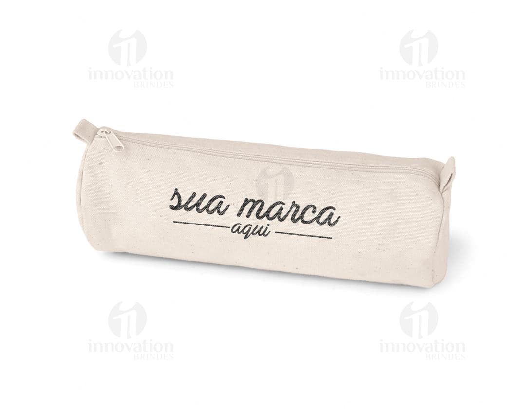 Estojo para lápis de algodão amarelo em formato de cubo, com capacete em forma de tomada e diversos objetos como caneta, borracha, cápsulas de medicamentos, queijo, botão e teclas de computador espalhados ao redor. A imagem é moderna e detalhada, com foco nos elementos de saúde e negócios.