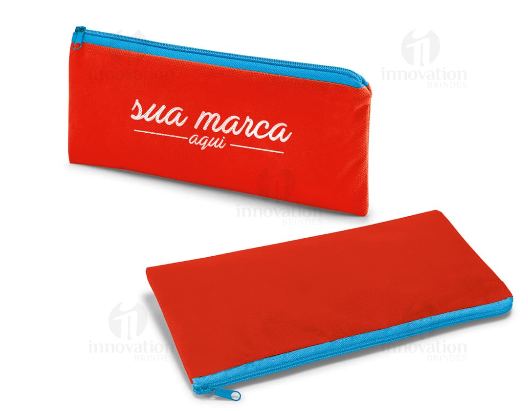 Estojo lápis non-woven 100 g 210x110 em formato de caixa retangular, vazio, colorido em amarelo, feito de plástico. O estojo possui um design moderno, sem costuras aparentes, com fecho de botão. Não há ninguém ao redor do estojo.