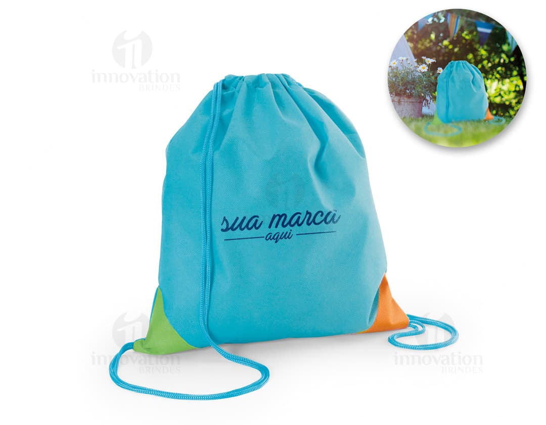 Mochila Saco 300 x 350 mm, ideal para viagens, compras ou uso casual. Feita em tecido resistente, com alças confortáveis e práticas. Adquira já a sua e esteja sempre preparado. Acesse nosso site de brindes e garanta a sua!