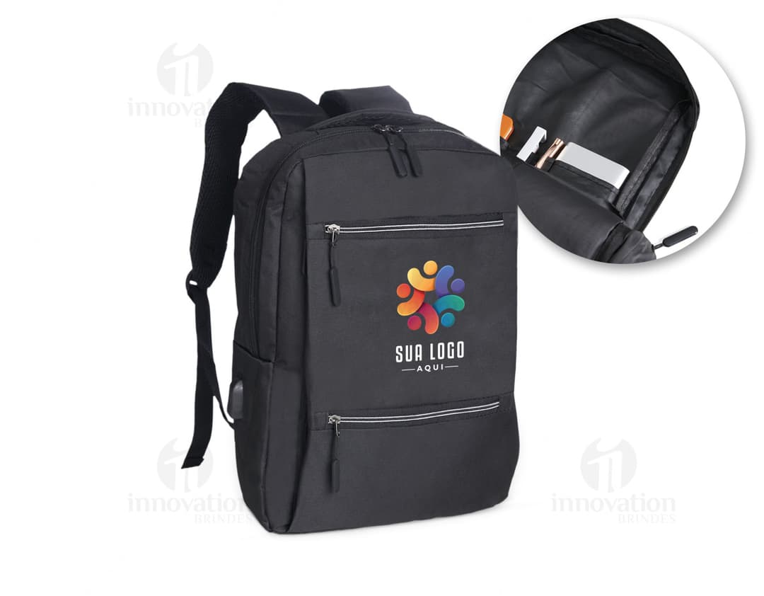 Mochila para notebook preta em couro, perfeita para viagens de negócios. Com compartimento espaçoso e design moderno, ideal para armazenar seus pertences com estilo e elegância. Acessório indispensável para executivos e profissionais que buscam praticidade e sofisticação. Garanta a sua agora e esteja sempre preparado para o sucesso!