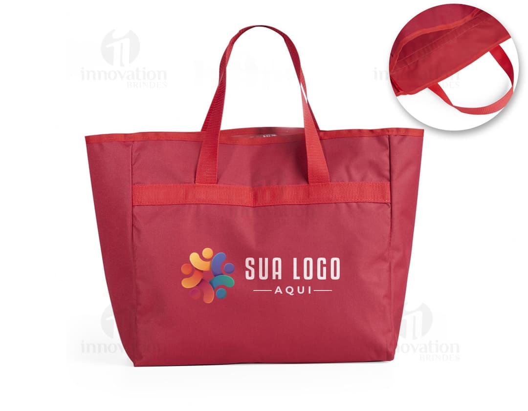 Sacola de nylon 600 na cor preta, com dimensões de 25x36x14 cm. Possui alças e fecho em zíper, ideal para compras no shopping, lojas de varejo e presentes. Elegante e moderna, perfeita para adicionar estilo ao seu look.