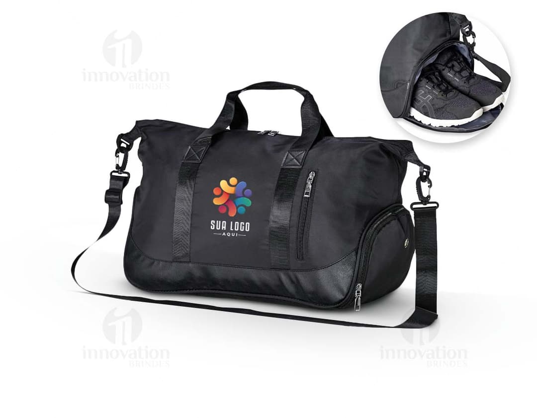 Imagem: bolsa esportiva de poliéster 28 litros em preto. Ideal para viagens e prática esportiva. Moderna, espaçosa e com estilo. Com alça resistente, fecho em zíper e material durável. Acessório perfeito para quem busca praticidade e elegância. Compre já sua bolsa esportiva de poliéster 28 litros e esteja preparado para sua próxima jornada esportiva.