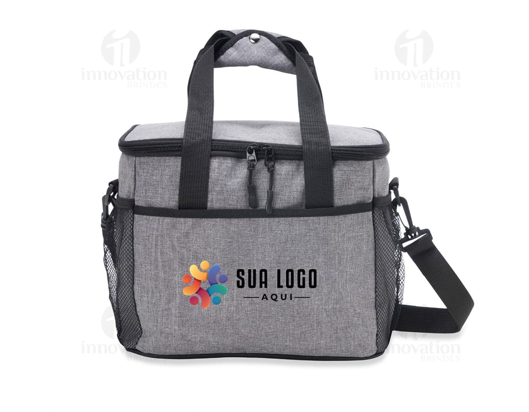 Bolsa térmica de 14 litros: elegância e segurança para seus alimentos. Ideal para o dia a dia ou viagens, mantendo sua comida fresca por mais tempo. Com design moderno e fecho com cadeado, garantindo praticidade e proteção. Adquira já a sua! #bolsatermica #14litros #moderno #seguranca #praticidade