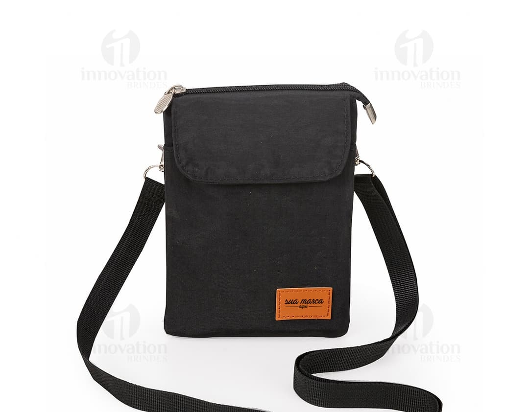 Mini bolsa transversal em couro preto: elegância e praticidade para seus acessórios. Ideal para quem busca estilo e organização em um único acessório. Com alça ajustável e fecho em zíper, perfeita para te acompanhar em todas as ocasiões. Garanta a sua!