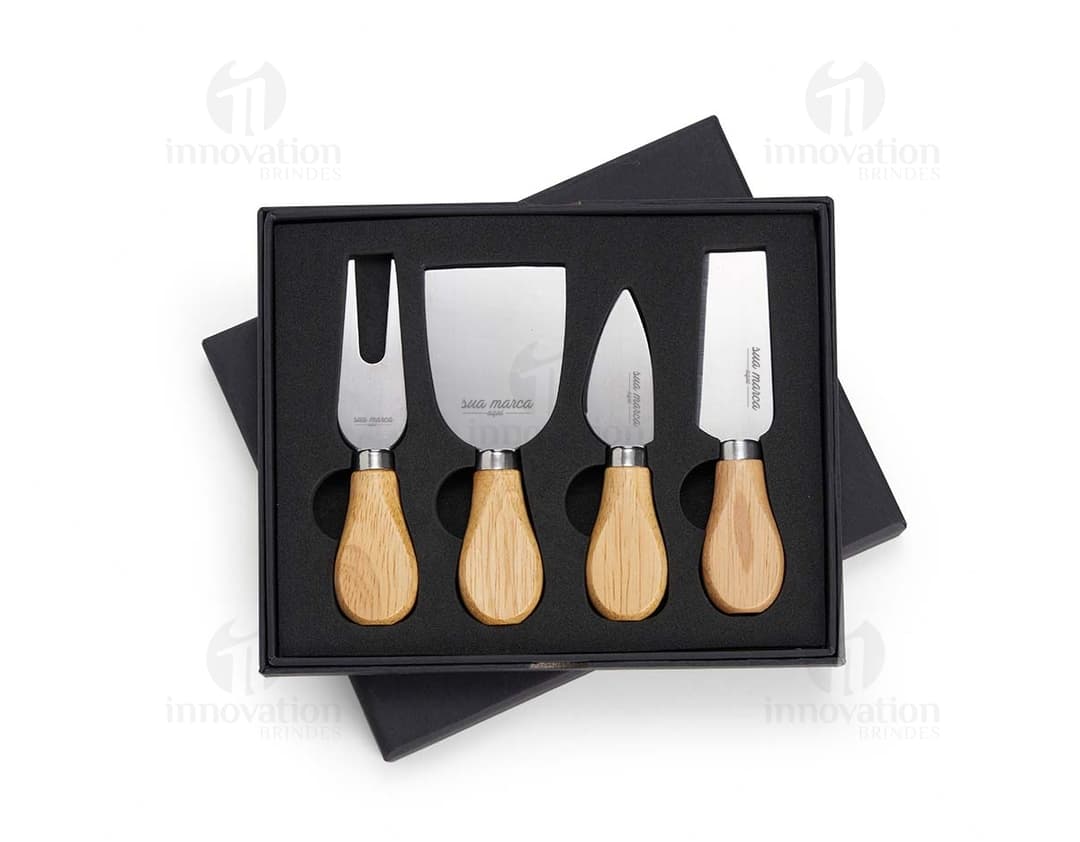 Kit queijo 4 peças - Conjunto de ferramentas de alta qualidade para apreciadores de queijo. Composto por faca, garfo, espátula e tábua de madeira. Ideal para servir queijos de forma prática e elegante. Perfeito para presentear ou complementar sua coleção de utensílios gourmet. Aproveite nosso kit queijo compacto e sofisticado.