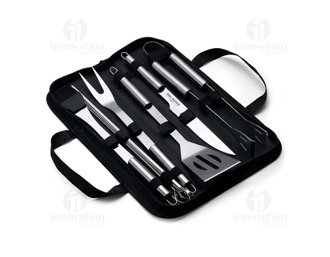 Kit Churrasco 9 Peças - Prático e versátil, este kit de churrasco é o acessório perfeito para os amantes de um bom churrasco. Com estojos de couro robusto e peças de aço inoxidável glamoroso, o conjunto inclui ferramentas essenciais como facas, garfos, espetos e muito mais. Ideal para quem procura qualidade e estilo em um só lugar. Adquira já o seu e faça bonito na hora de preparar deliciosas refeições ao ar livre!