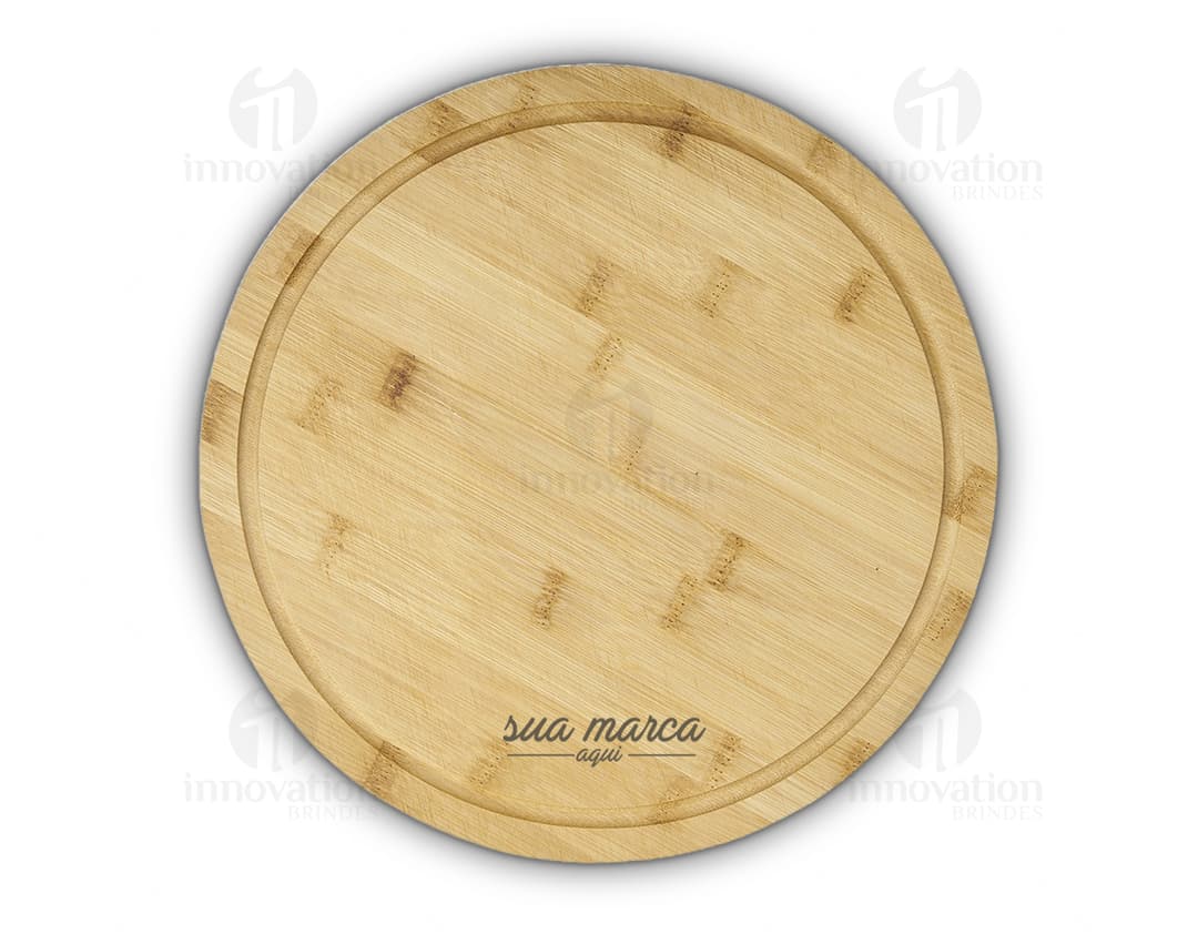 Tábua Redonda de madeira com textura marrom, circular, com moedas de ouro e prata empilhadas em cima.