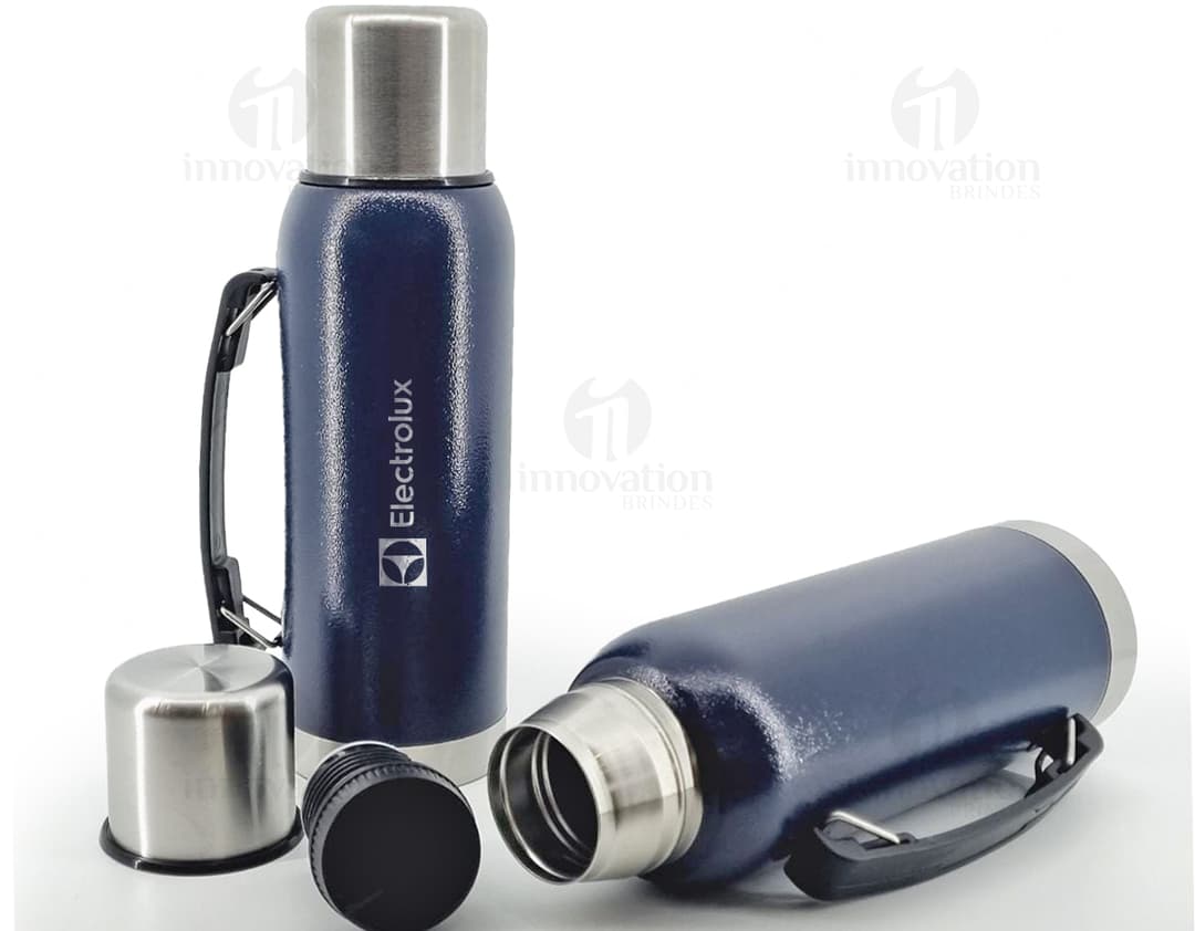 Garrafa Térmica 1 Litro - Mantenha suas bebidas sempre na temperatura ideal com nossa garrafa térmica de 1 litro. Feita em metal resistente, com tampa prática e design elegante em prata e preto. Perfeita para manter sua hidratação em dia em qualquer lugar. Não fique sem a sua, garanta já a sua garrafa térmica de 1 litro!