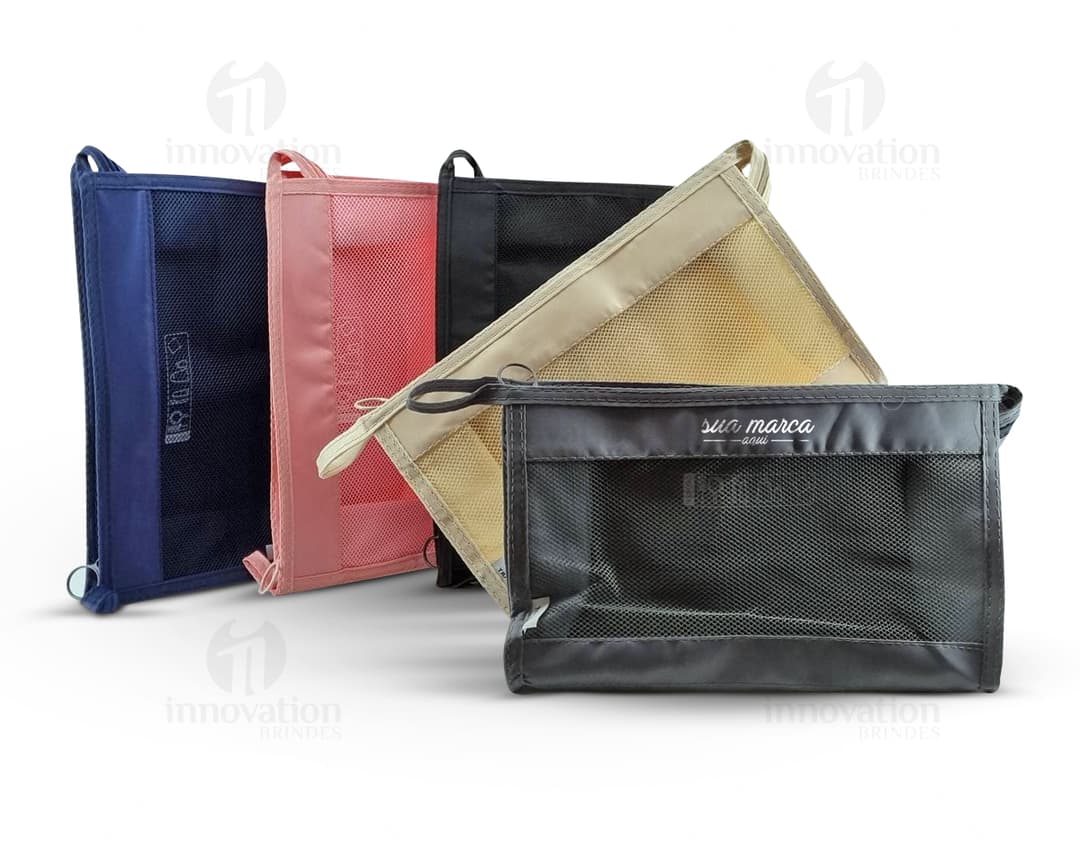 Nécessaire organizadora em poliéster - A solução ideal para organizar seus pertences com praticidade e estilo. Perfeita para viagens ou dia a dia, esta nécessaire em poliéster é versátil e funcional. Garanta a sua agora e mantenha seus objetos pessoais protegidos e sempre à mão!