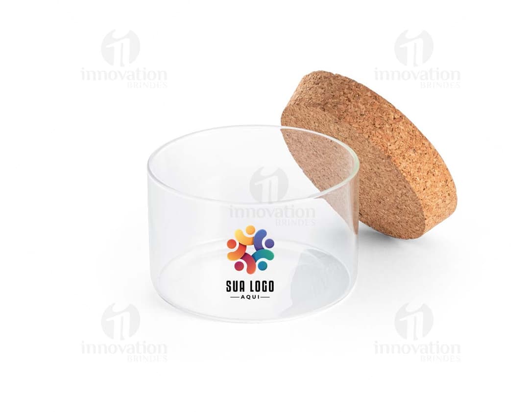 Frasco de vidro transparente com tampa metálica dourada.