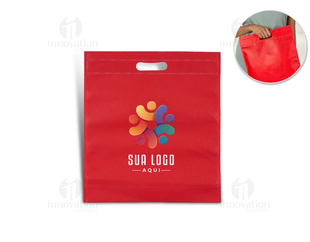 Sacola de papel decorada com diversos elementos de celebração como corações, fitas, laços e mensagens de amor. Em tons de rosa e amarelo, ideal para presentear em ocasiões especiais como aniversários, Dia dos Namorados e casamentos. Medindo 39x35,7 cm, a sacola é perfeita para embalar presentes de forma criativa e romântica.