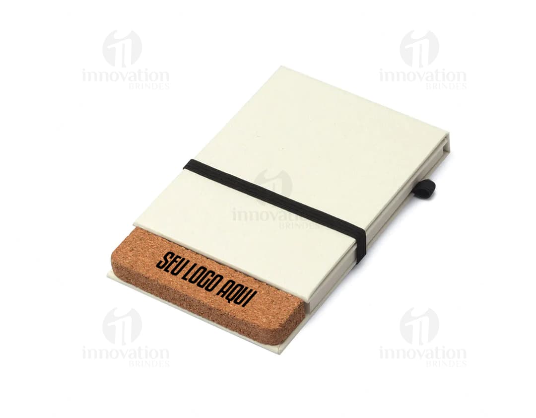 Bloco notas capa dura reciclado em um dispositivo eletrônico com teclado preto aberto. Páginas em branco, com notas e informações escritas. Objeto de tecnologia com drive externo e livro ao lado. Além disso, há um design 3D em um monitor moderno.