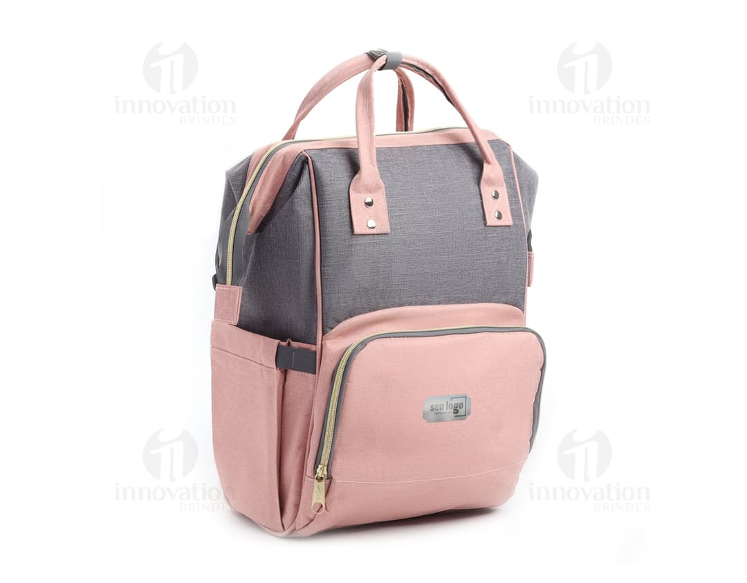 Mochila maternidade moderna e elegante para facilitar o dia a dia das mamães. Com design sofisticado e espaçoso, ideal para carregar todos os itens do bebê com praticidade. Compre já a sua!