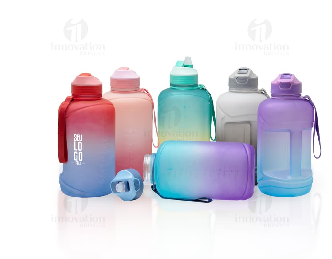 Garrafa Plástica de 2,2 litros - Ideal para manter-se hidratado durante todo o dia. Feita de plástico transparente e resistente, esta garrafa é perfeita para levar água limpa e fresca aonde quer que vá. Aumente sua saúde e bem-estar com praticidade e estilo. Compre já!