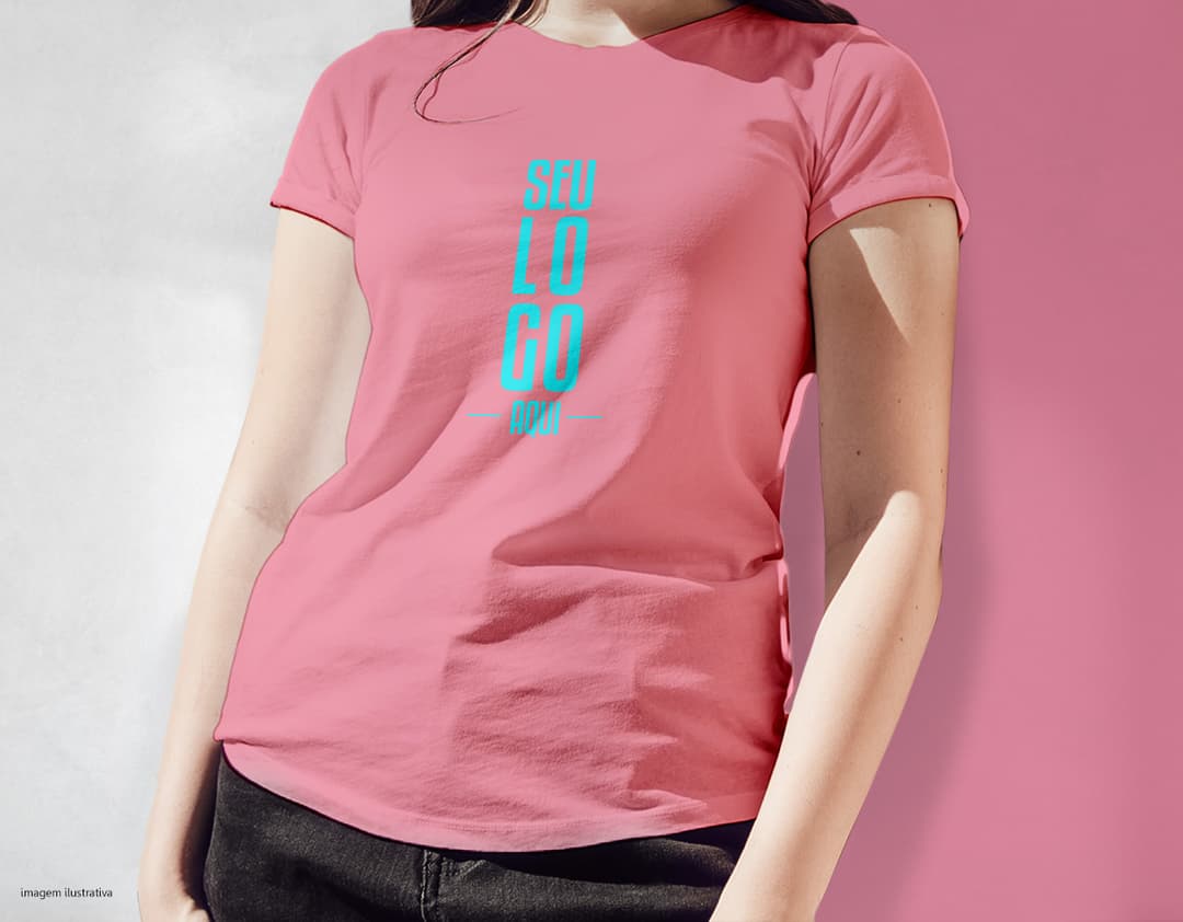 Homem jovem e atraente, sorrindo, usando uma camiseta preta. Ele está em pé, confiante e feliz, em um estúdio. O modelo possui um estilo moderno e casual, representando um estilo de vida saudável e esportivo. O jovem tem cabelos escuros e olhos azuis, transmitindo jovialidade e felicidade.