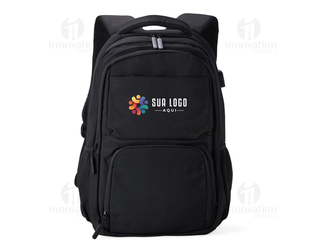 Mochila USB 30 Litros em cor preta, com compartimento para laptop e porta USB para carregamento de dispositivos eletrônicos.