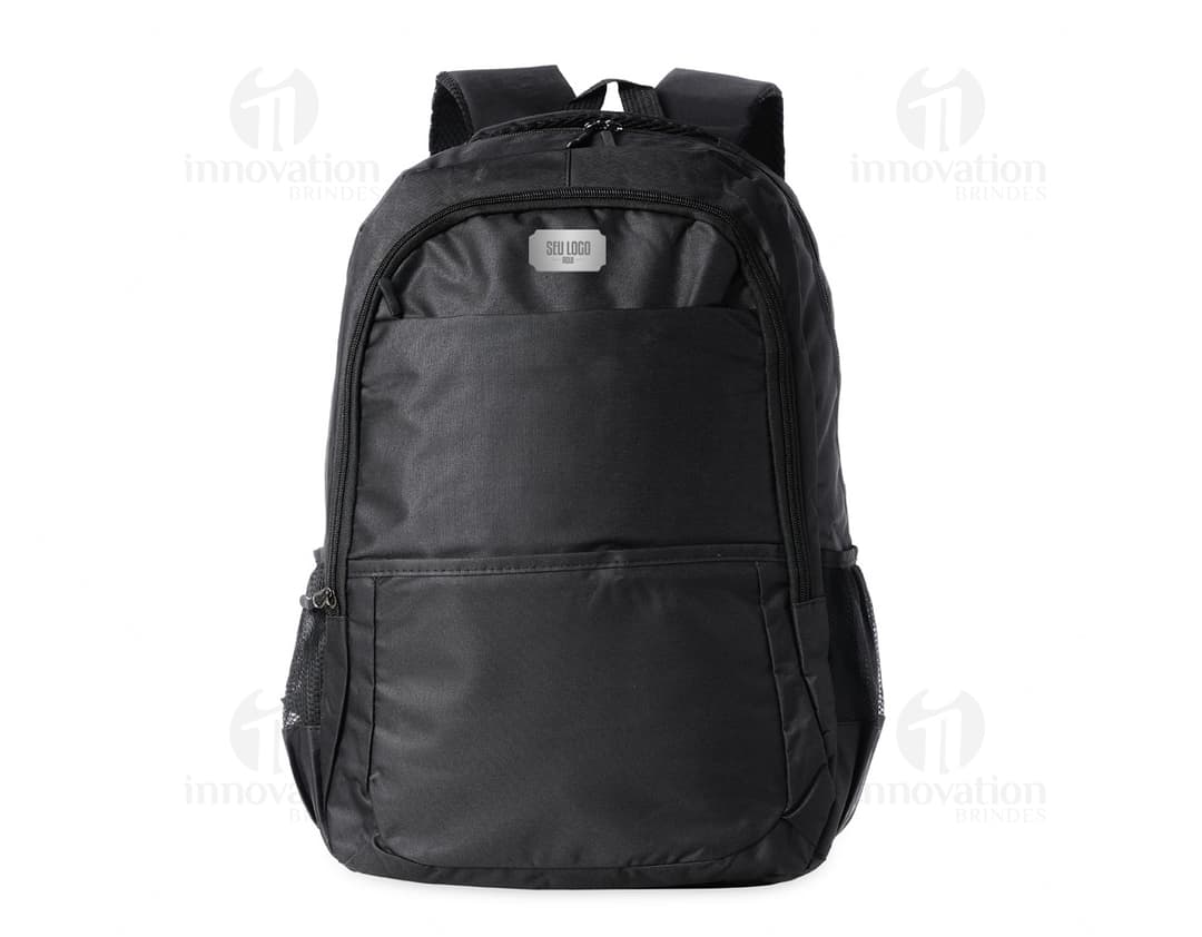 Mochila em nylon preta de 27 litros, ideal para viagens, trabalho e uso casual. Possui alça de mão, zíper, bolsos e compartimentos para armazenamento. Design moderno e elegante, adequado para homens de negócios e profissionais.