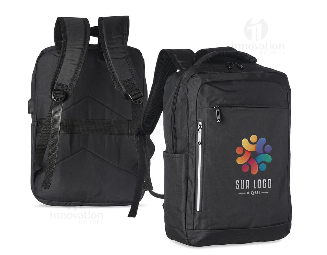 Mochila preta de nylon com alças de couro, fecho de zíper, design moderno e capacidade de 20 litros. Ideal para viagens, estilo casual e armazenamento seguro de objetos.