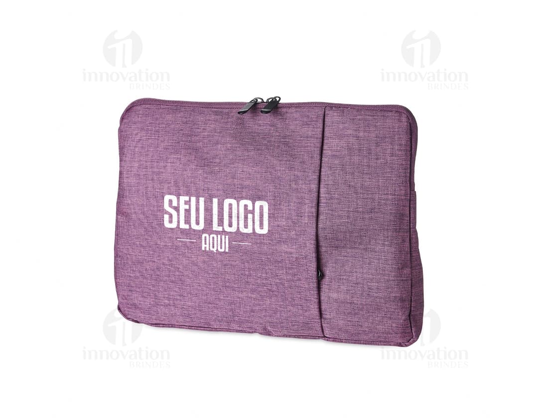 Container de couro marrom elegante e moderno, com fecho de botão, ideal para armazenar e transportar tablet de 12,4 polegadas. Design clean e sofisticado, perfeito para uso pessoal ou profissional.