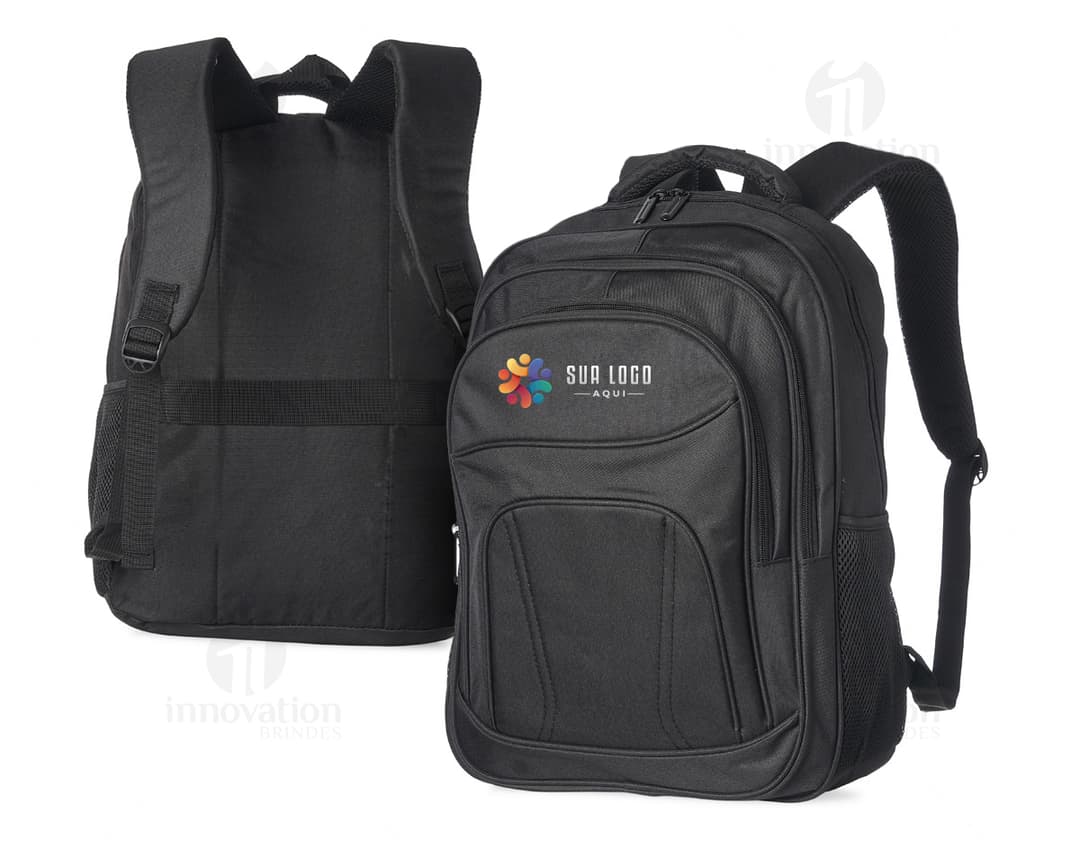 Homem sorrindo, vestindo terno, carregando uma mochila de nylon preta de 30 litros nas costas.