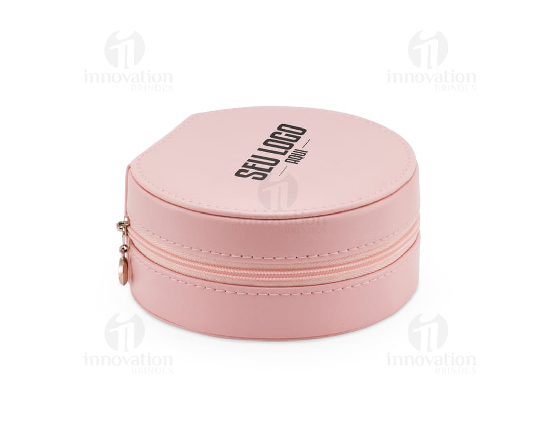 Porta joias preto brilhante com compartimentos internos, design elegante em metal e couro sintético. Ideial para armazenar e organizar suas joias e acessórios de forma segura e prática.