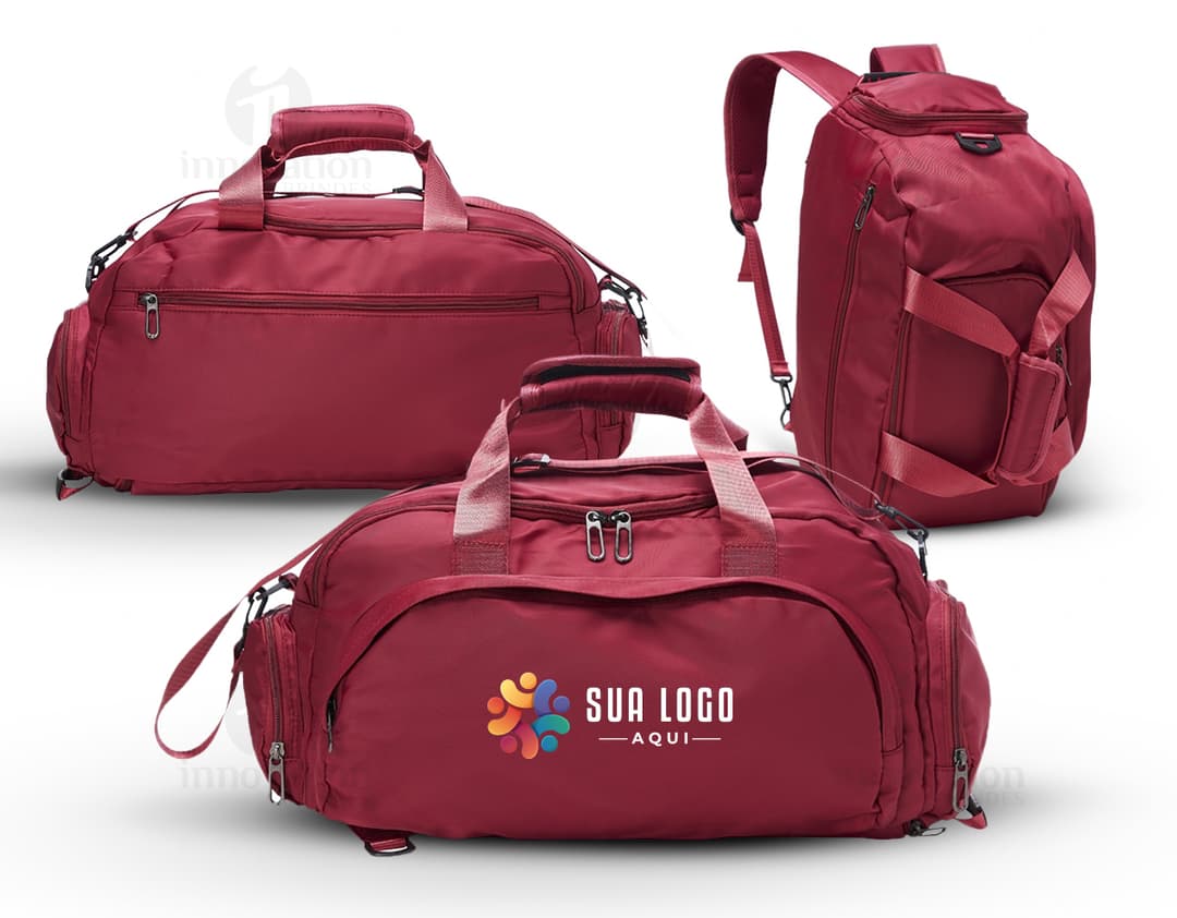 Bolsa esportiva preta de 32 litros feita de couro com fecho de zíper, alças ajustáveis e alça de mão. Possui um design moderno e elegante, ideal para viagens e atividades esportivas.