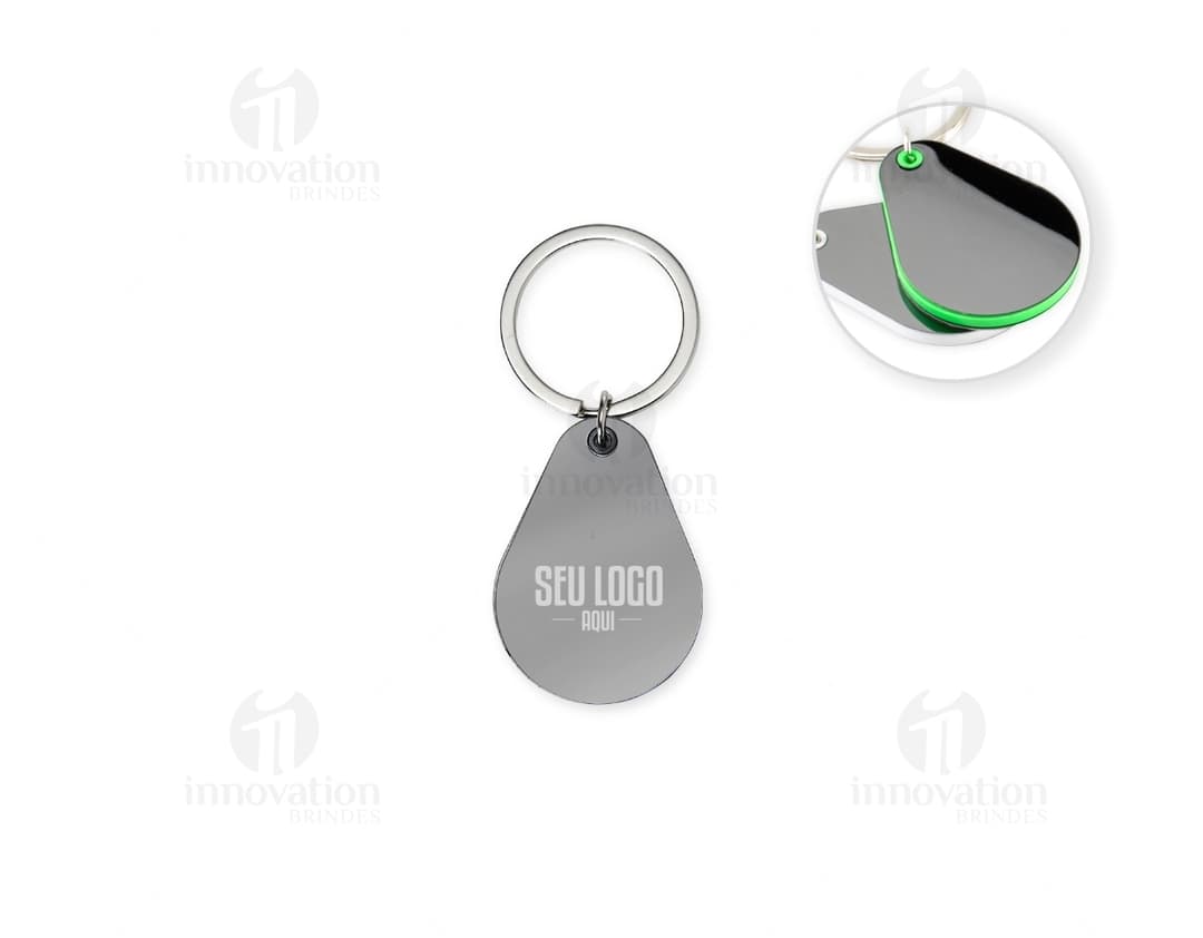 Chaveiro metal com design moderno e detalhes em metal prateado. Acessório em formato de compasso magnético, com corrente e anel para chaves. Ideal para uso como amuleto e decoração.