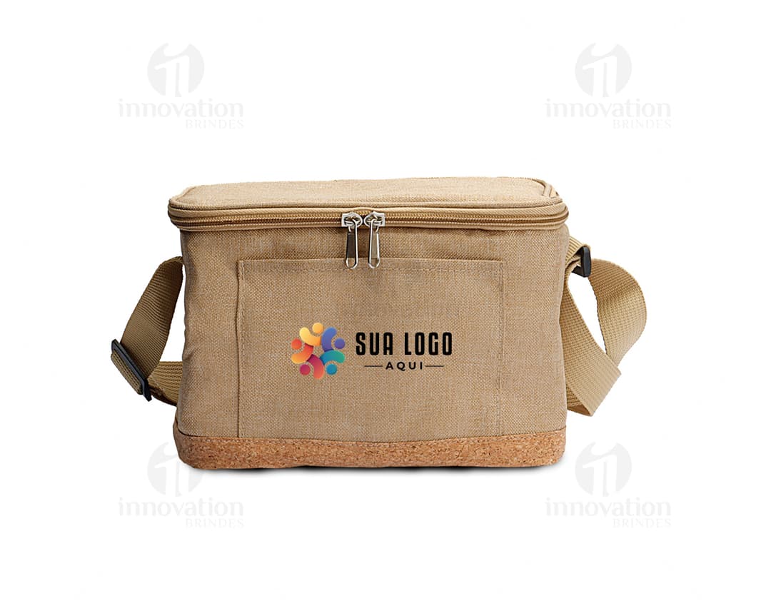 Bolsa térmica em poliéster e cortiça, moderna e elegante, ideal para transporte de alimentos e bebidas de forma prática e segura. Cor rosa com detalhes em marrom, fecho de zíper e alças resistentes. Perfeita para viagens, passeios e momentos de lazer.