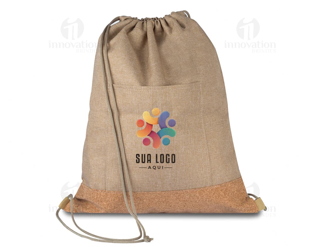 Saco mochila de papel em estilo vintage e antigo, com textura de papel envelhecido e desgastado. O saco está vazio e de cor marrom, remetendo a um antigo caderno ou diário.