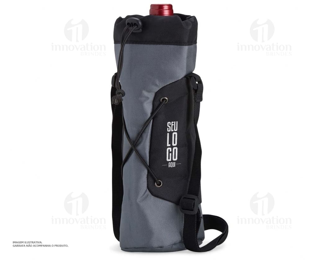 Mochila preta de couro com alça única, zíper e bolsos. Ideal para viagens e casual.