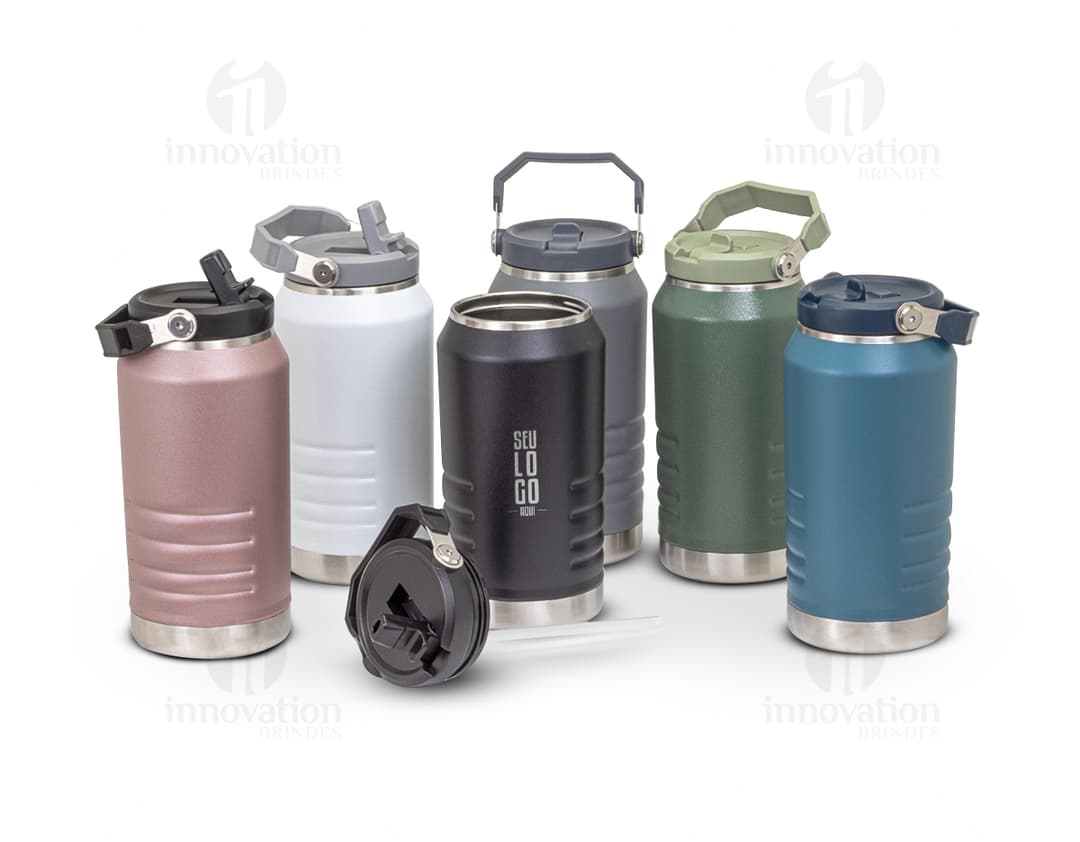 Garrafa térmica de 1,1 litros em metal prateado, com design em aço inoxidável e acabamento preto brilhante. Possui capacidade de armazenamento para água ou líquidos quentes e frios, ideal para uso em viagens, acampamentos ou no dia a dia.